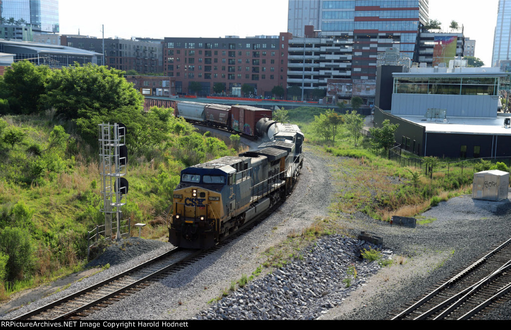 CSX 73 leads train L619-05 southbound at the signal known as "Raleigh Tower"